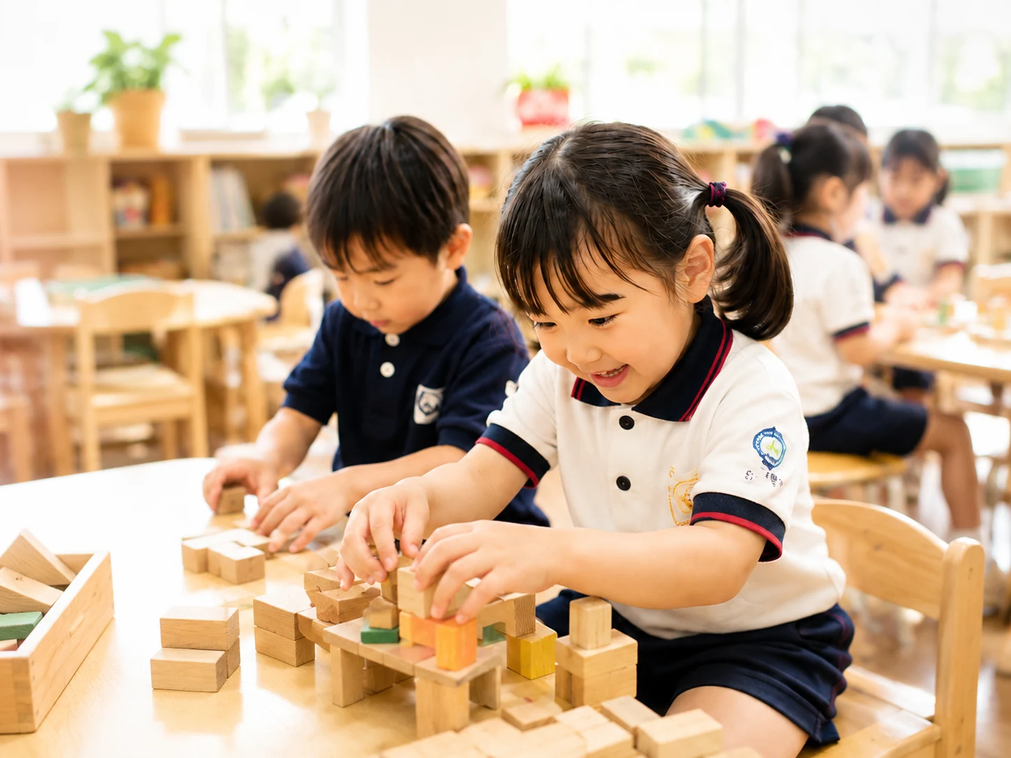 園内で積み木遊びをする子どもたち